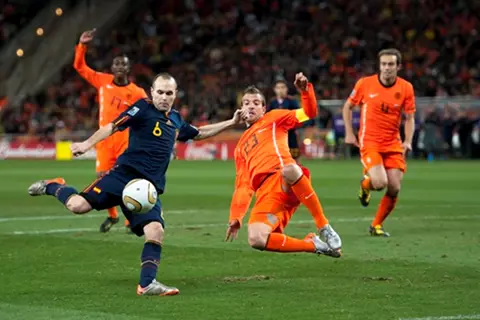 تسديدة إنيستا القاتلة.. إسبانيا المنافس الذي لن ينساه منتخب هولندا